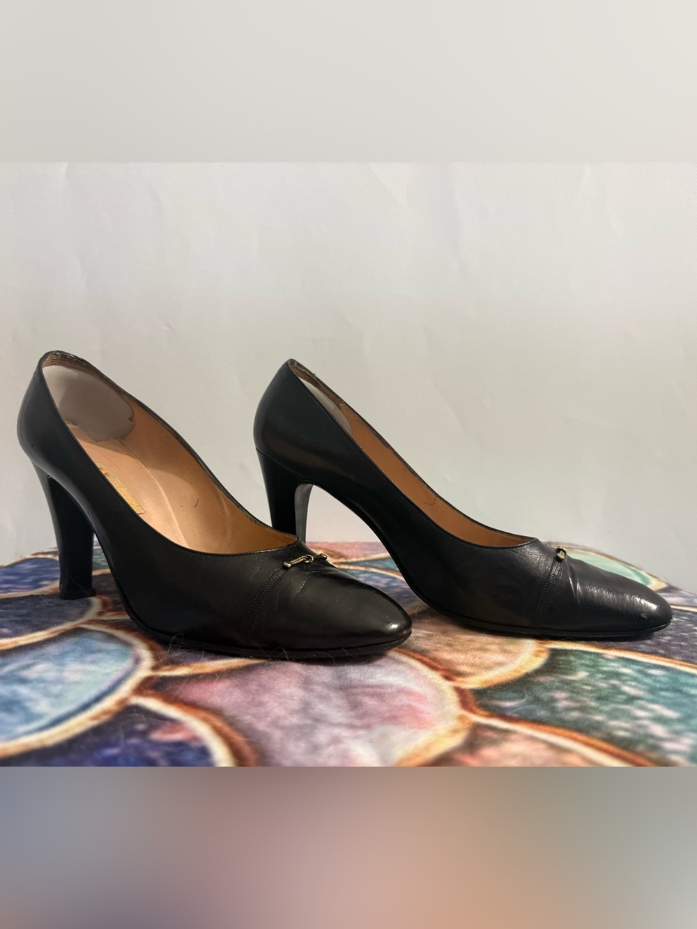 Gucci Vintage Classic Black Leather Women’s Pumps with Gold Accent Made in Italy - Picture 2 of 10